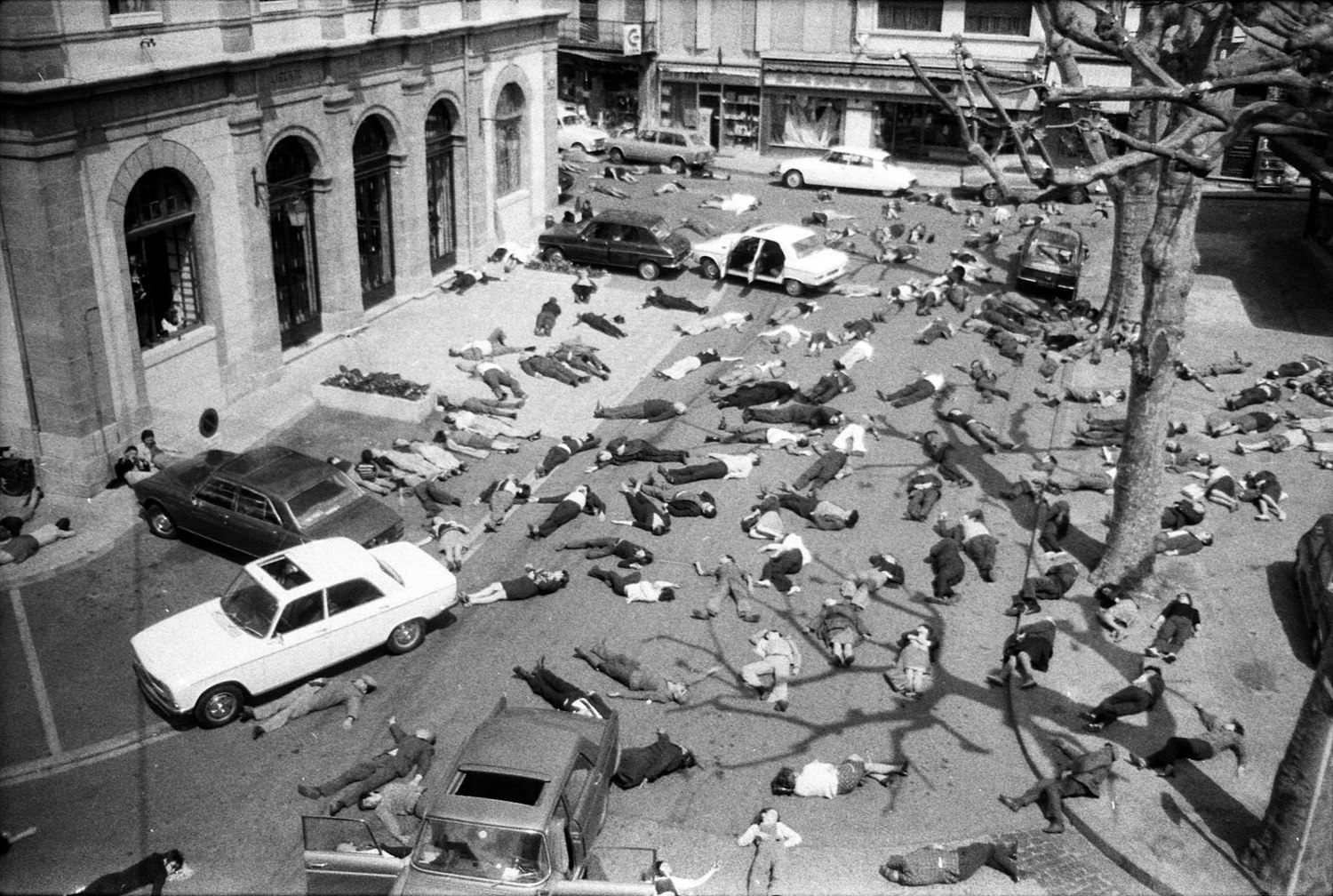 http://problemata.huma-num.fr/omeka_beta/files/large/2676/2_1600px-17.05.73_Mazamet_ville_morte_[1973]_-_53Fi1270.jpg